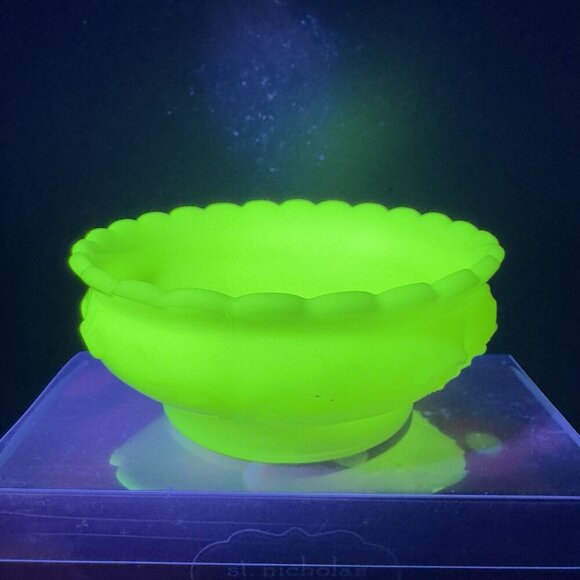 Vintage Vaseline Pale Yellow Uranium UV Glowing Glass Dish Bowl Footed Ruffled - Picture 12 of 13